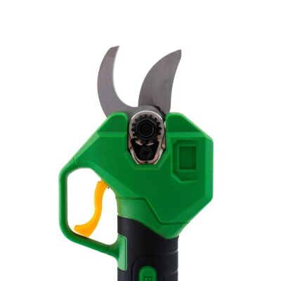 Foarfecă electrică cu acumulator PARTNERPRO PP-FE16V, 16V / 2Ah, 300 W, 200 N - In lucru