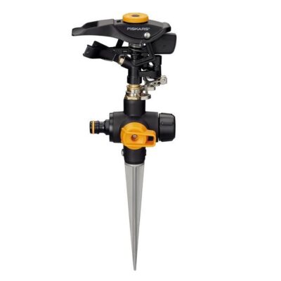 Aspersor pulsator cu picior Fiskars, buton on/off, cap metalic